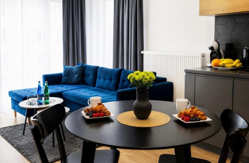 Living room, Food and drinks, Seating area, Dining area