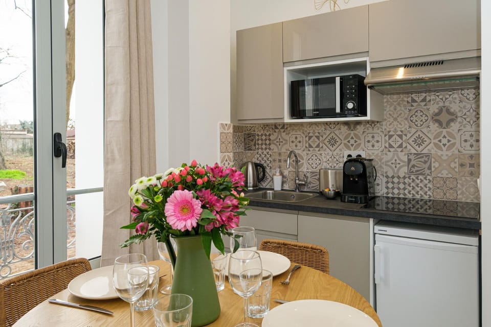 Kitchen or kitchenette, Dining area, dishwasher, minibar