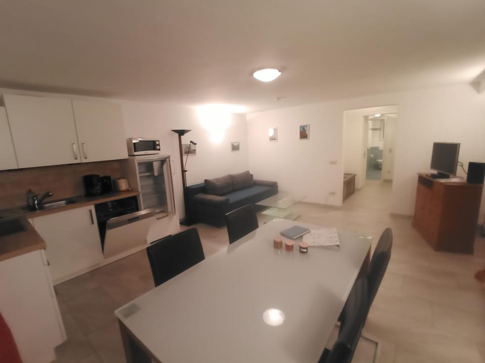 TV and multimedia, Kitchen or kitchenette, Living room, Seating area, Dining area, oven, stove
