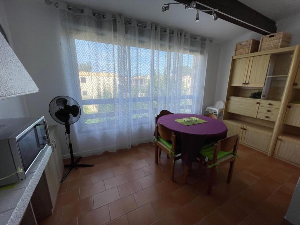 Dining area, Pool view, fireplace, minibar
