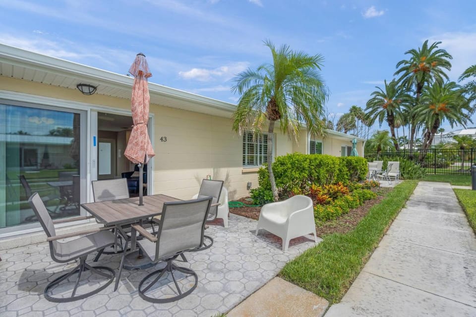 Jamaica Royale Beach Get Away House in Siesta Beach