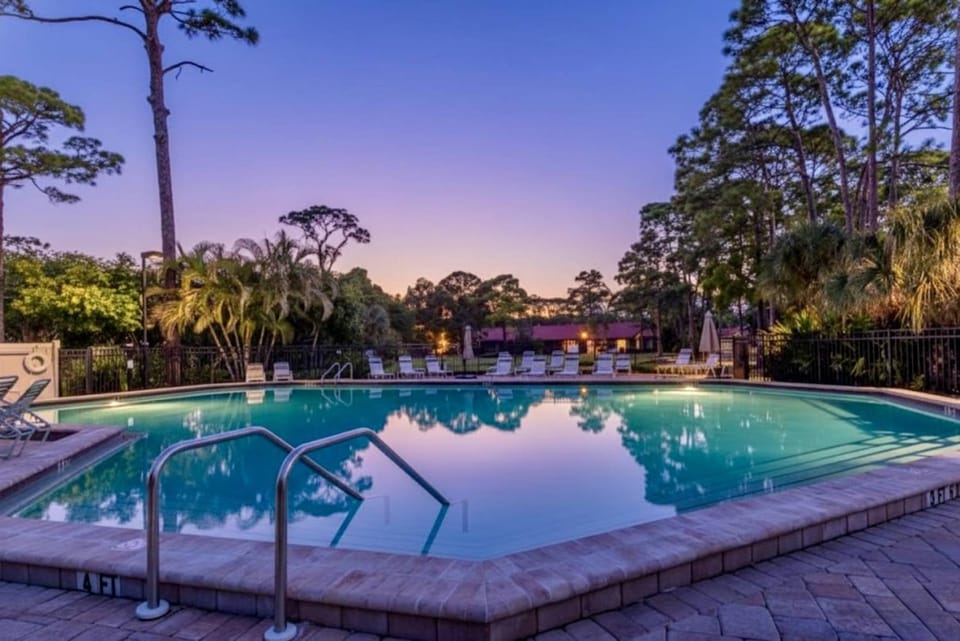 Yellow Pine Villa House in Florida