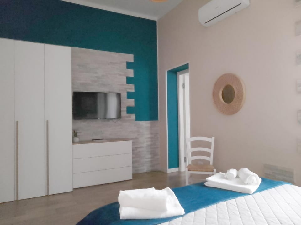 TV and multimedia, Bedroom, towels, wardrobe, air conditioner