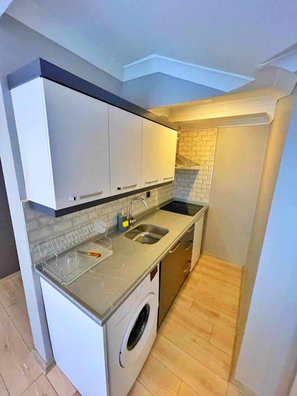 Kitchen or kitchenette, minibar, washing machine