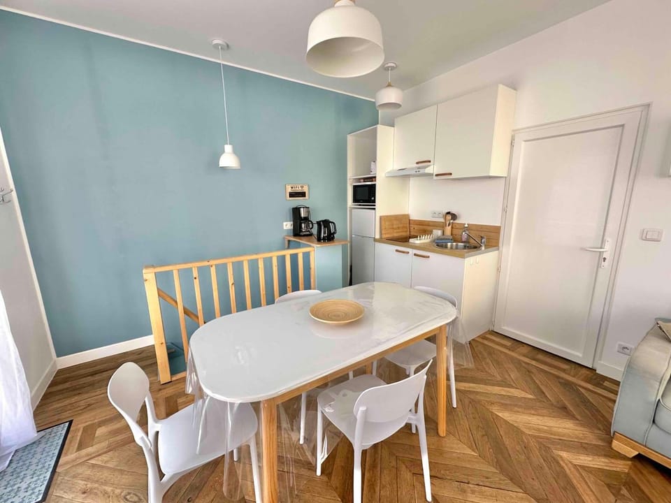 Kitchen or kitchenette, Seating area