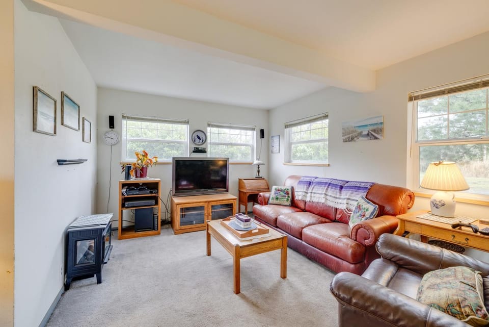 Waterfront Getaway on 10 Acres Near Sunset Beach! House in Washington
