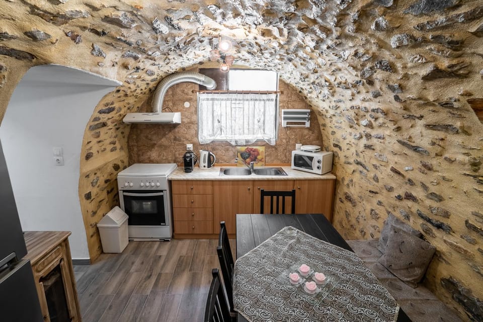 Kitchen or kitchenette, Dining area, oven, stove