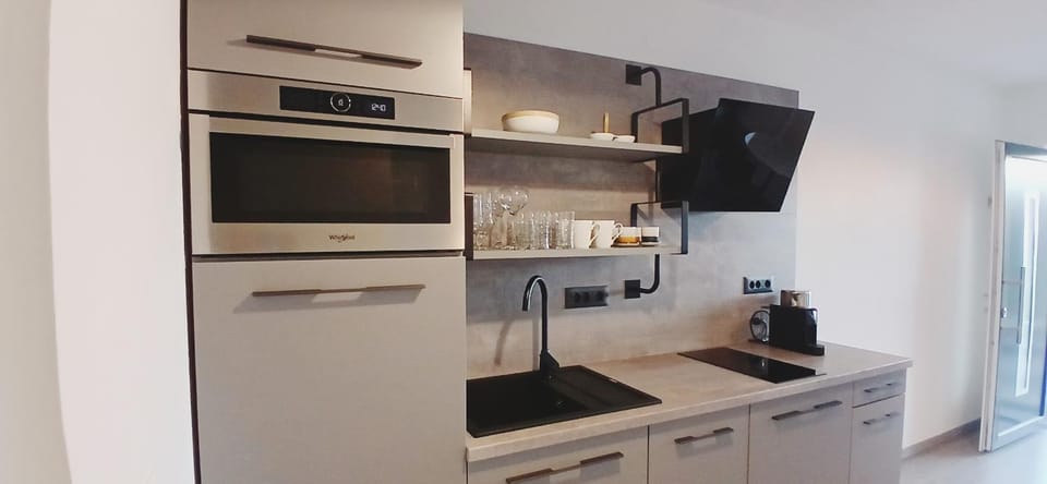 Coffee/tea facilities, dishwasher, microwave, stove, kitchen