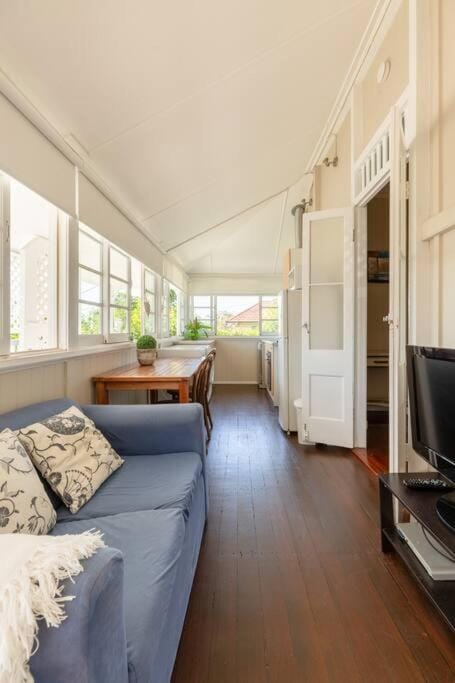 Quaint & Cosy 1 Bedroom Apartment in Queenslander. Apartment in Brisbane