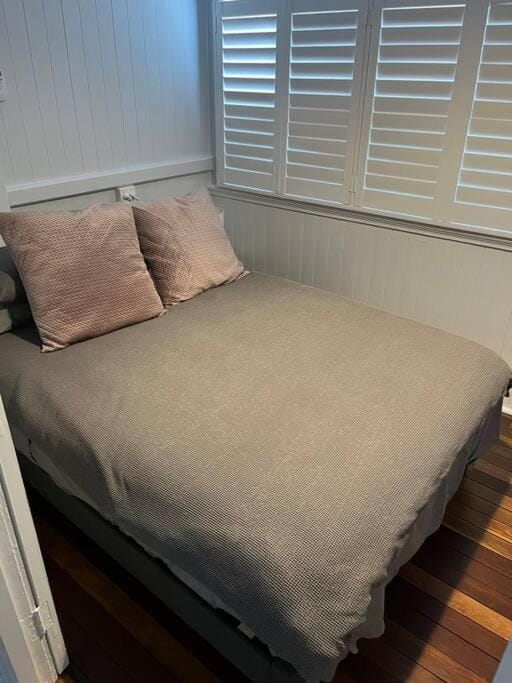Charming 1920's 4Br freestanding Plantation Qldr. House in Brisbane