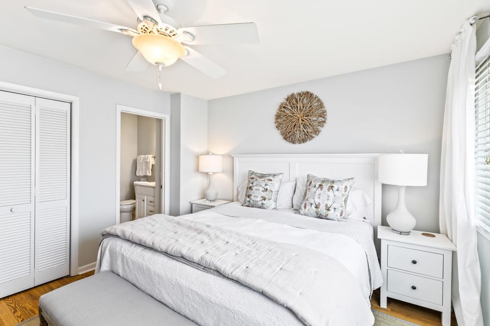 Photo of the whole room, Bedroom