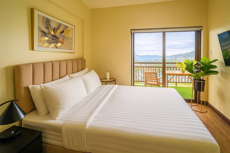 Bed, TV and multimedia, Balcony/Terrace, Photo of the whole room, Bedroom, Mountain view