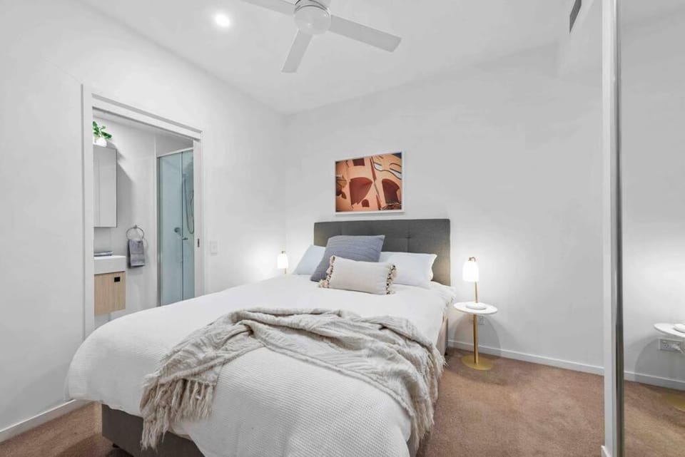 Shower, Toilet, Bed, Photo of the whole room, Decorative detail, Bedroom, towels, air conditioner