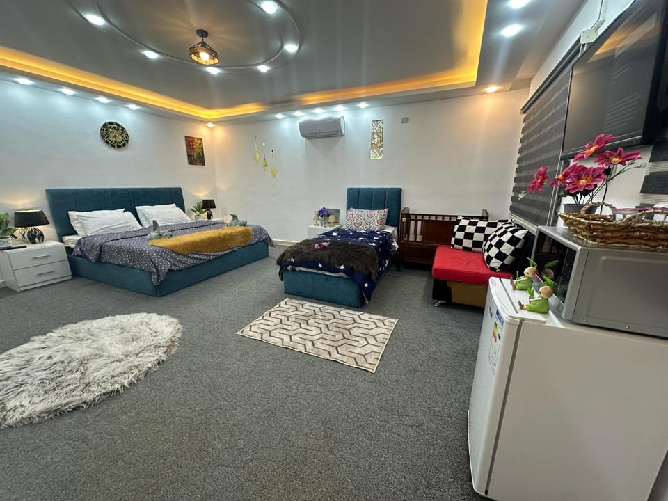 Bed, TV and multimedia, Photo of the whole room, Seating area, Bedroom