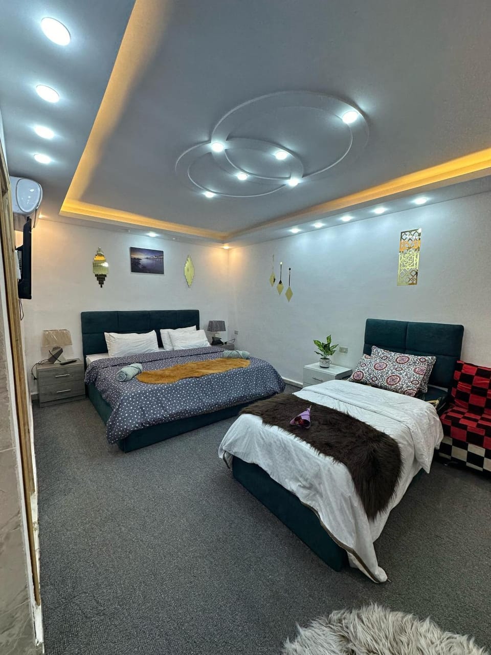 Bed, Photo of the whole room, Bedroom, towels