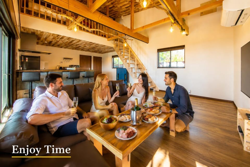People, Living room, Food and drinks, Seating area, Dining area, Food, Guests, Drinks, group of guests