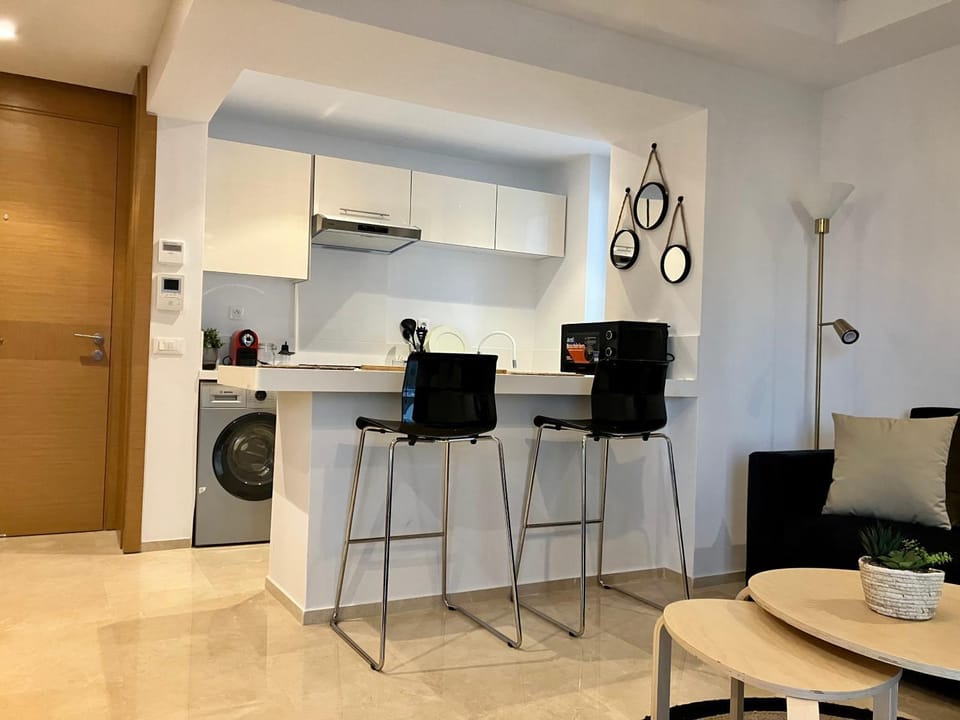 Kitchen or kitchenette, Dining area, minibar, oven, stove, toaster, washing machine