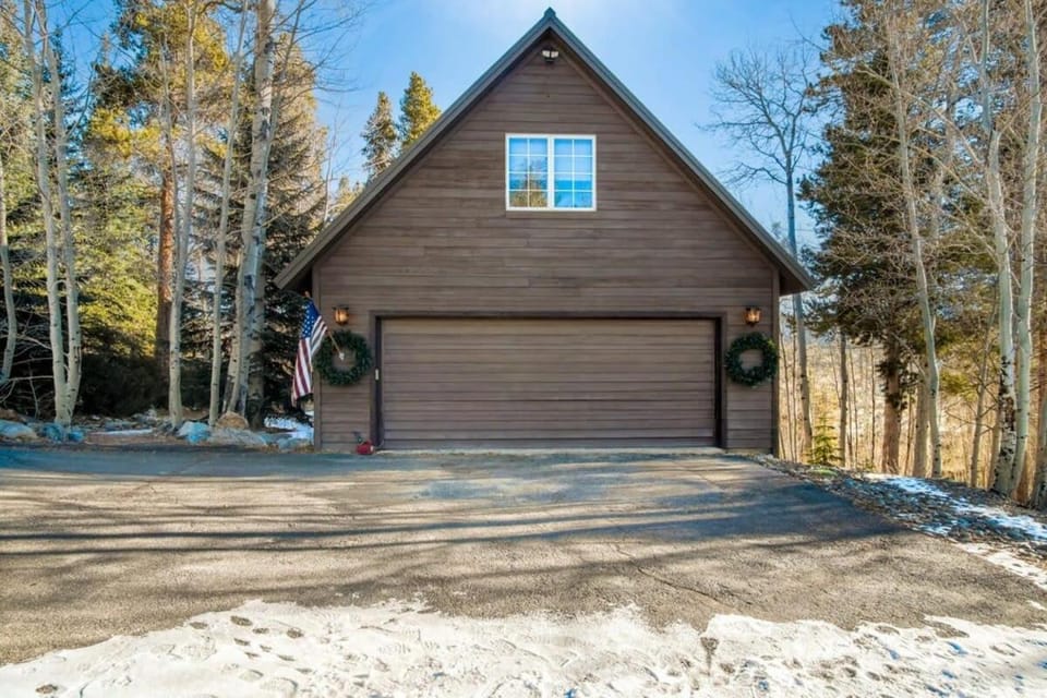 9 BDR Close to Main Street with Secluded Hot Tub House in Breckenridge