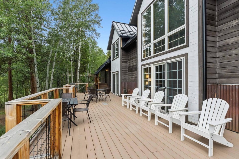 9 BDR Close to Main Street with Secluded Hot Tub House in Breckenridge