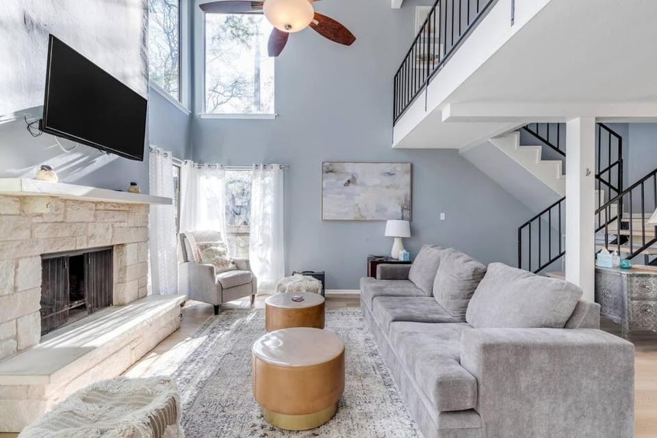 2b1b Hidden Oasis in the Hills- Close to Downtown House in Lake Austin
