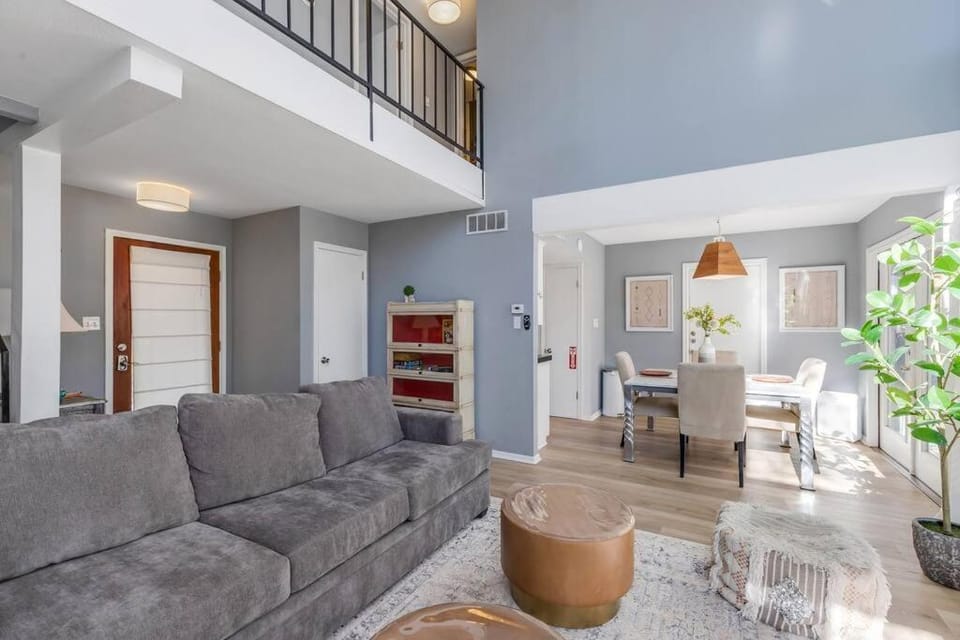 2b1b Hidden Oasis in the Hills- Close to Downtown House in Lake Austin