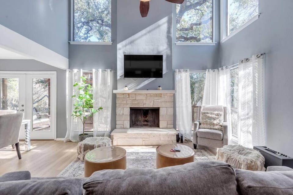 2b1b Hidden Oasis in the Hills- Close to Downtown House in Lake Austin