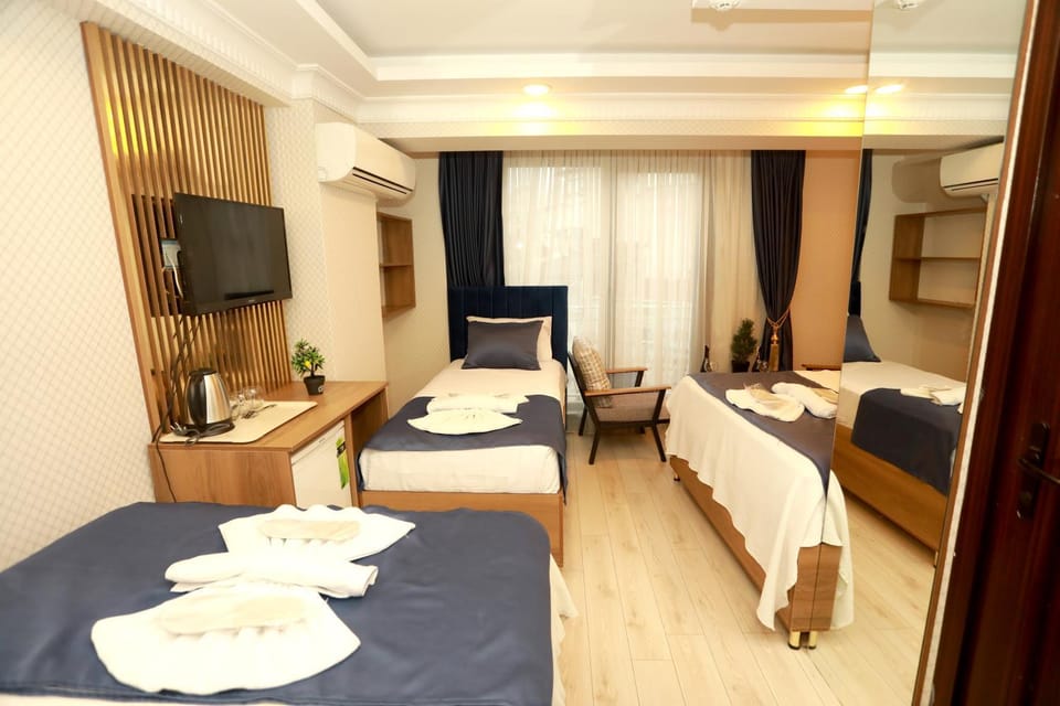 Bed, TV and multimedia, Photo of the whole room, Bedroom, towels, air conditioner