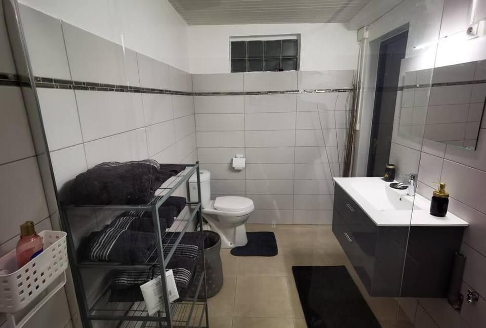 Shower, Toilet, Bathroom, towels