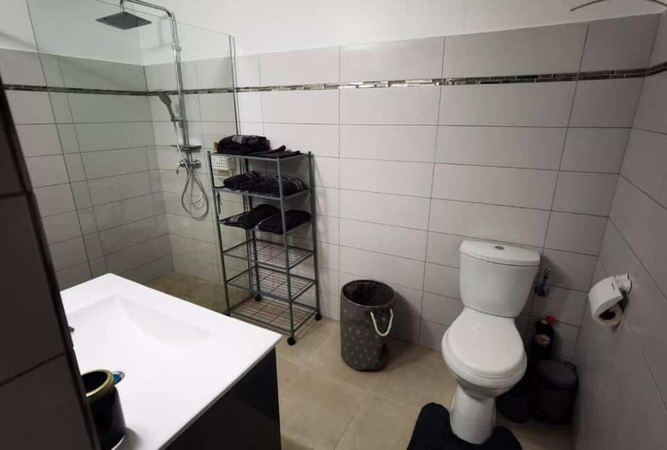 Shower, Toilet, Bathroom, towels