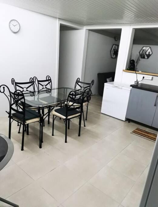 Kitchen or kitchenette, Dining area