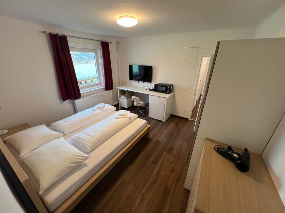 Bed, TV and multimedia, Bedroom, wardrobe