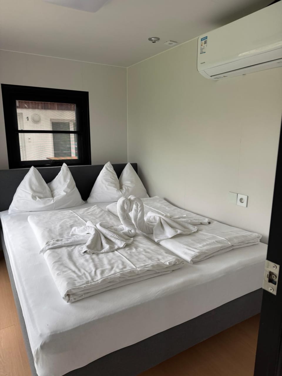 Bed, Bedroom, towels, air conditioner
