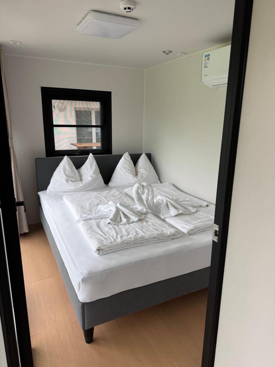 Bed, Bedroom, towels