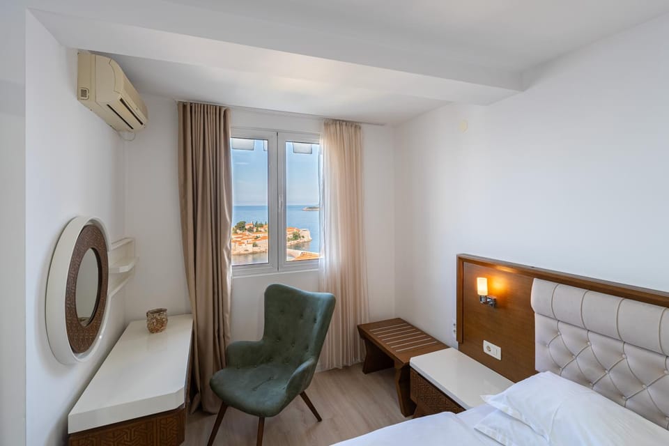 Bed, Decorative detail, Bedroom, Landmark view, Sea view