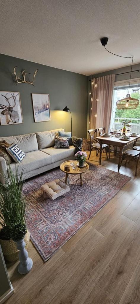 Photo of the whole room, Seating area