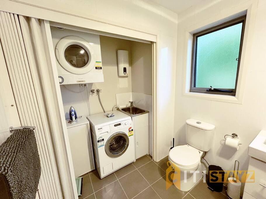 Quiet Turner Retreat - Modern 1BR with Secure Parking Apartment in Canberra
