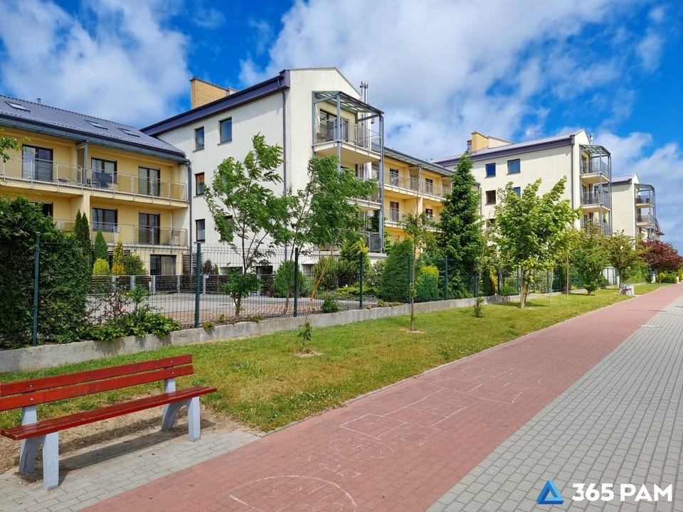 Property building, Spring, Day, Neighbourhood, Natural landscape, Location