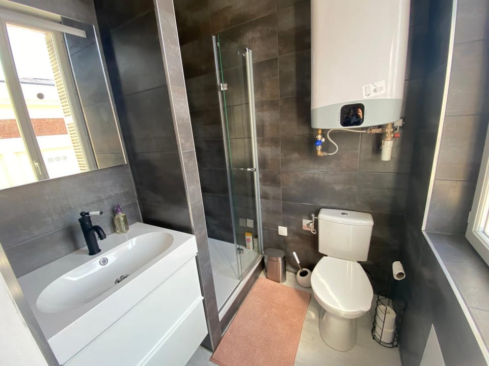 Shower, Toilet