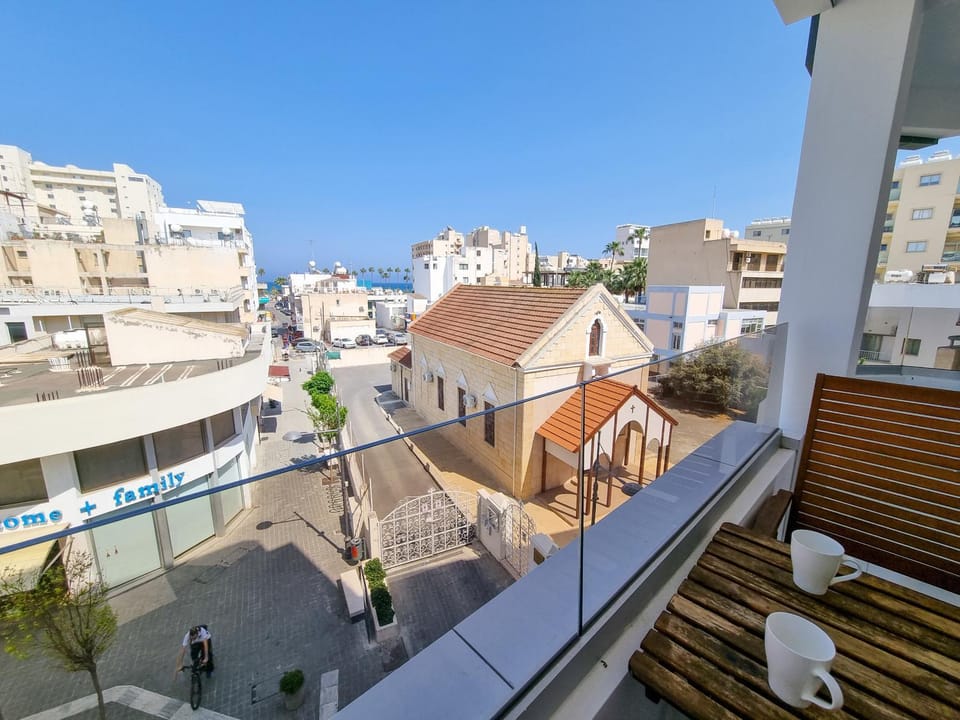 Balcony/Terrace, Street view