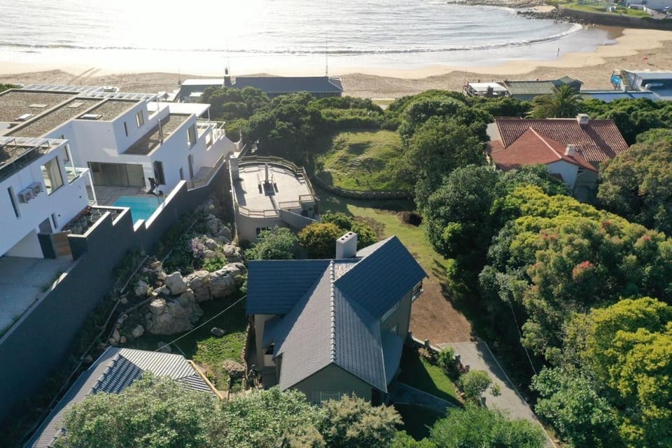 Property building, Neighbourhood, Natural landscape, Sea view