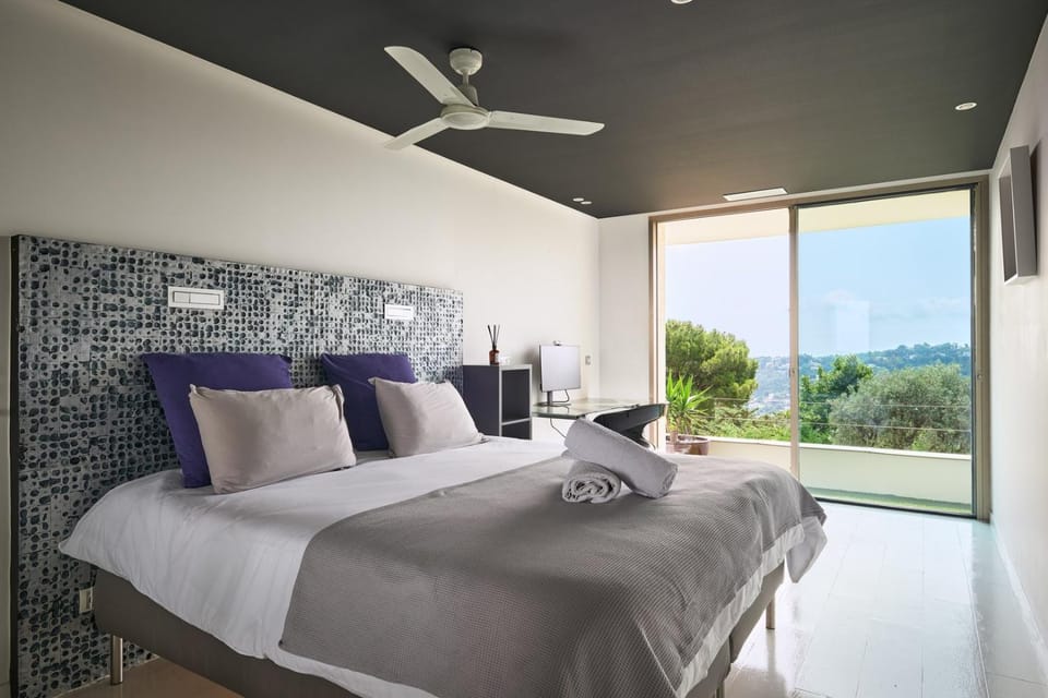 Cannes - Modern villa with 180° sea view Bed and Breakfast in Mougins