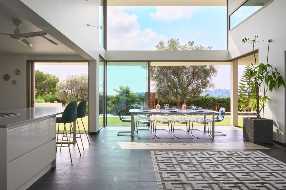 Cannes - Modern villa with 180° sea view Bed and Breakfast in Mougins