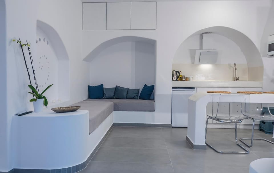 Kitchen or kitchenette, Seating area, Dining area