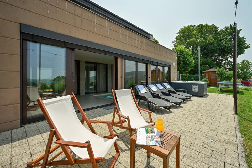 Seating area, sunbed
