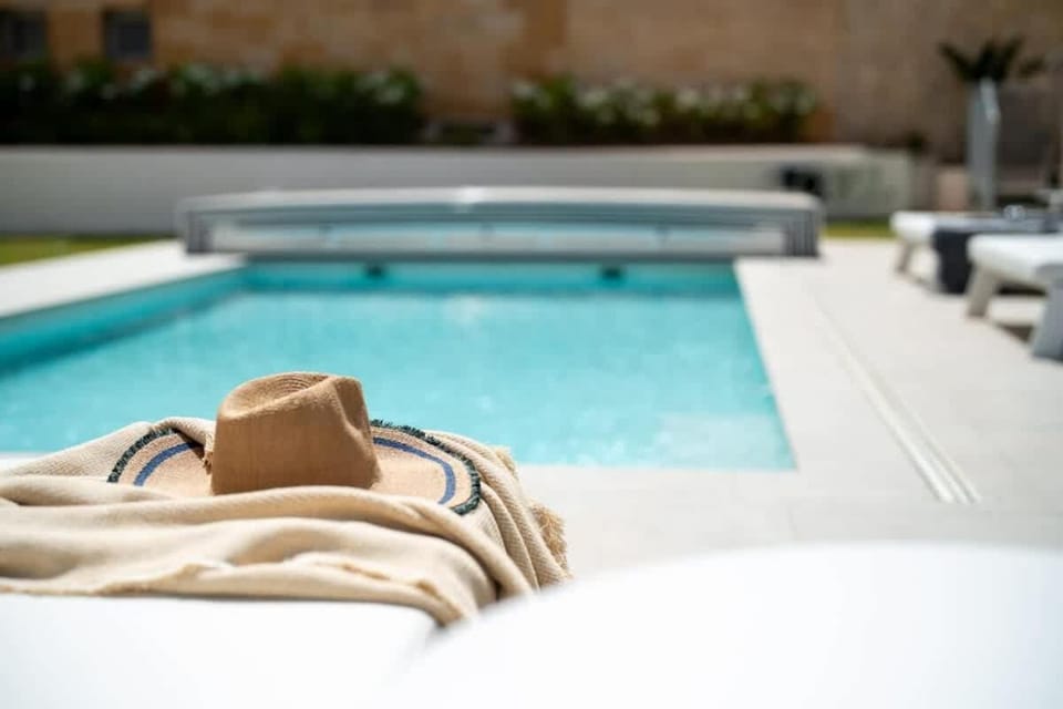 Pool view, Swimming pool, sunbed, towels