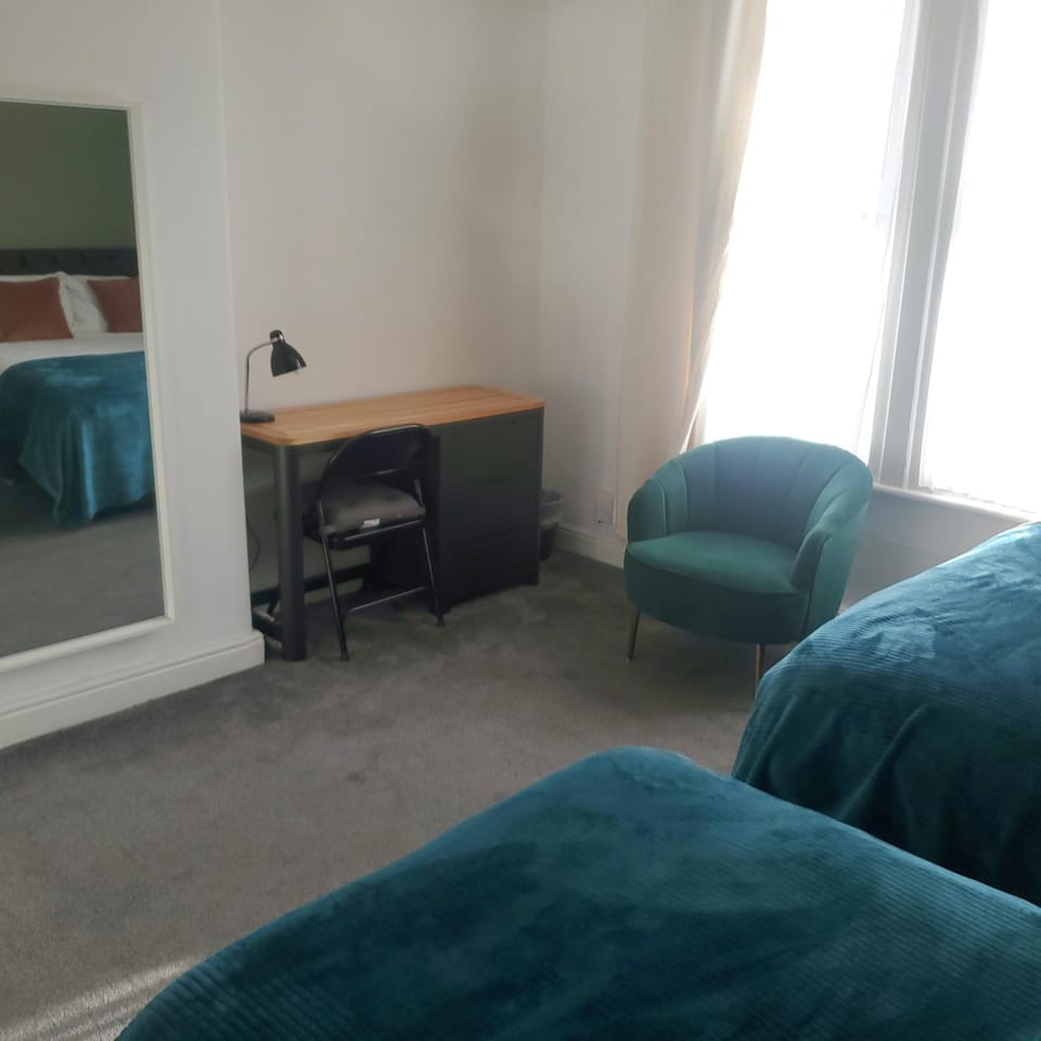Leeds 4-Bed House - Sleeps 9 Free Parking & WiFi House in Leeds