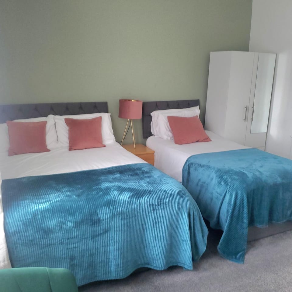 Leeds 4-Bed House - Sleeps 9 Free Parking & WiFi House in Leeds