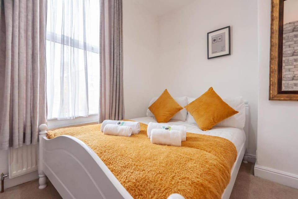 Leeds 4-Bed House - Sleeps 9 Free Parking & WiFi House in Leeds