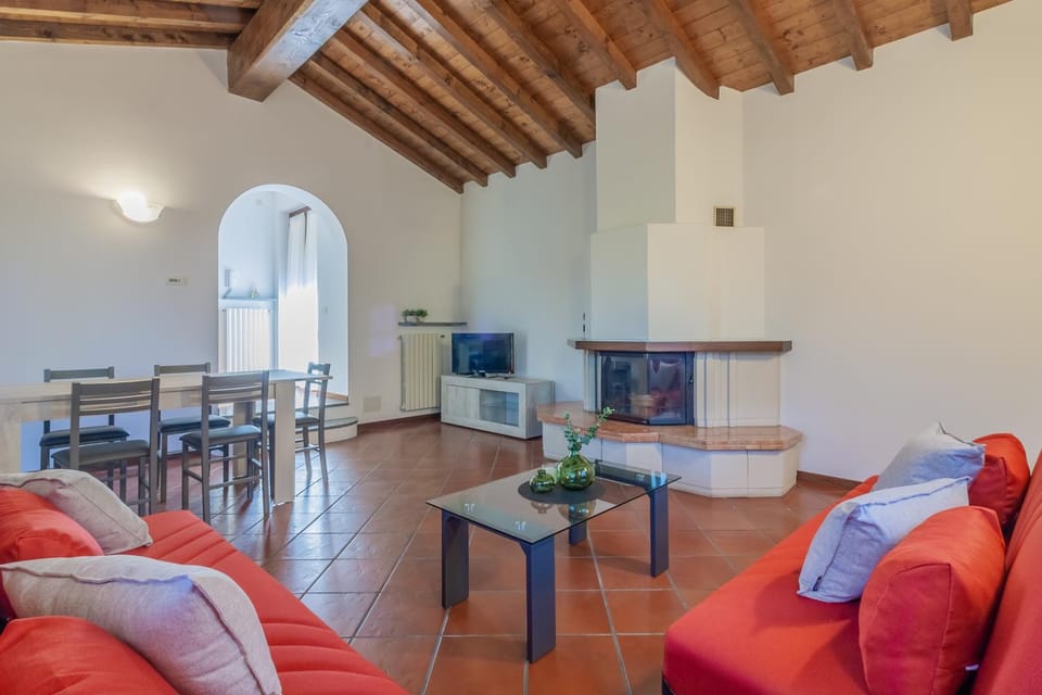 TV and multimedia, Living room, Seating area, Dining area