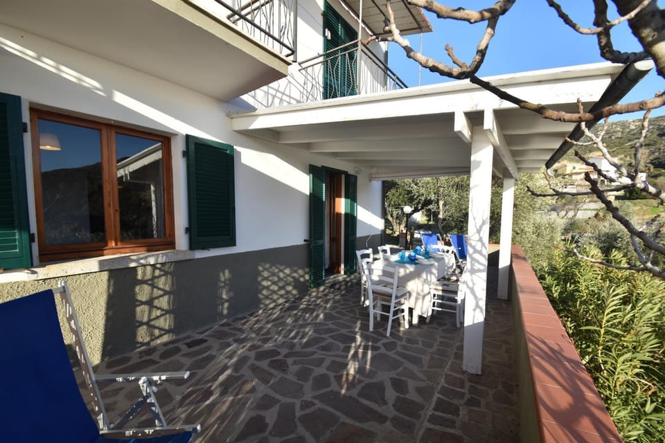 Property building, Patio, Balcony/Terrace